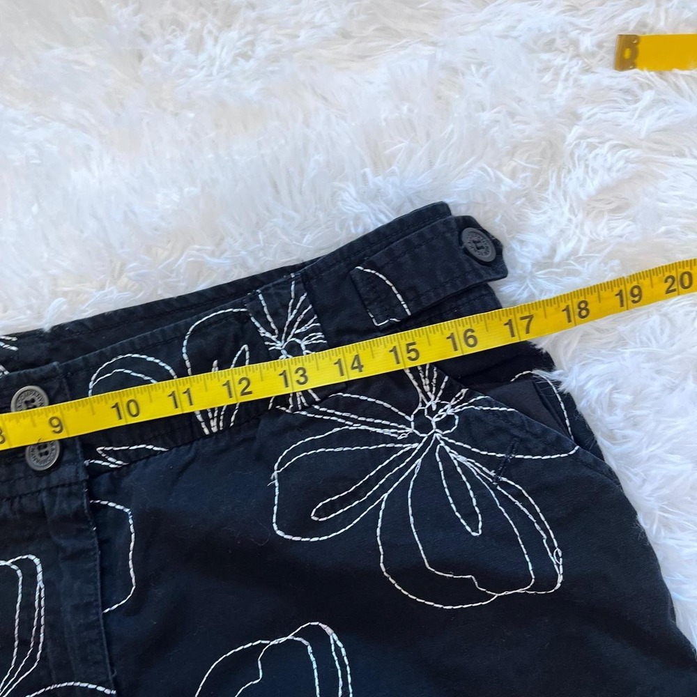🍟Y2K Black & White Floral Embroidered Capri Cargo Pants Size 8 - Picture 5 of 8
